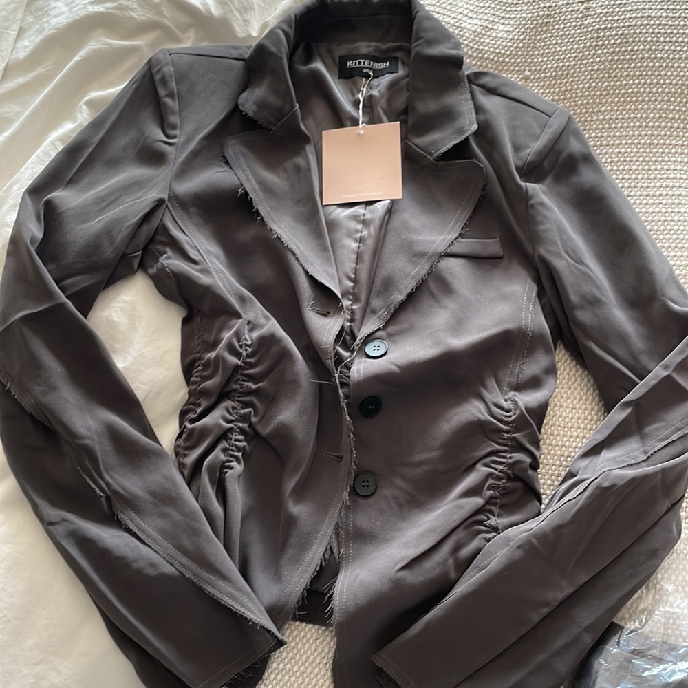 Kittenish grey distressed 2 piece pant suit - Picture 8 of 9